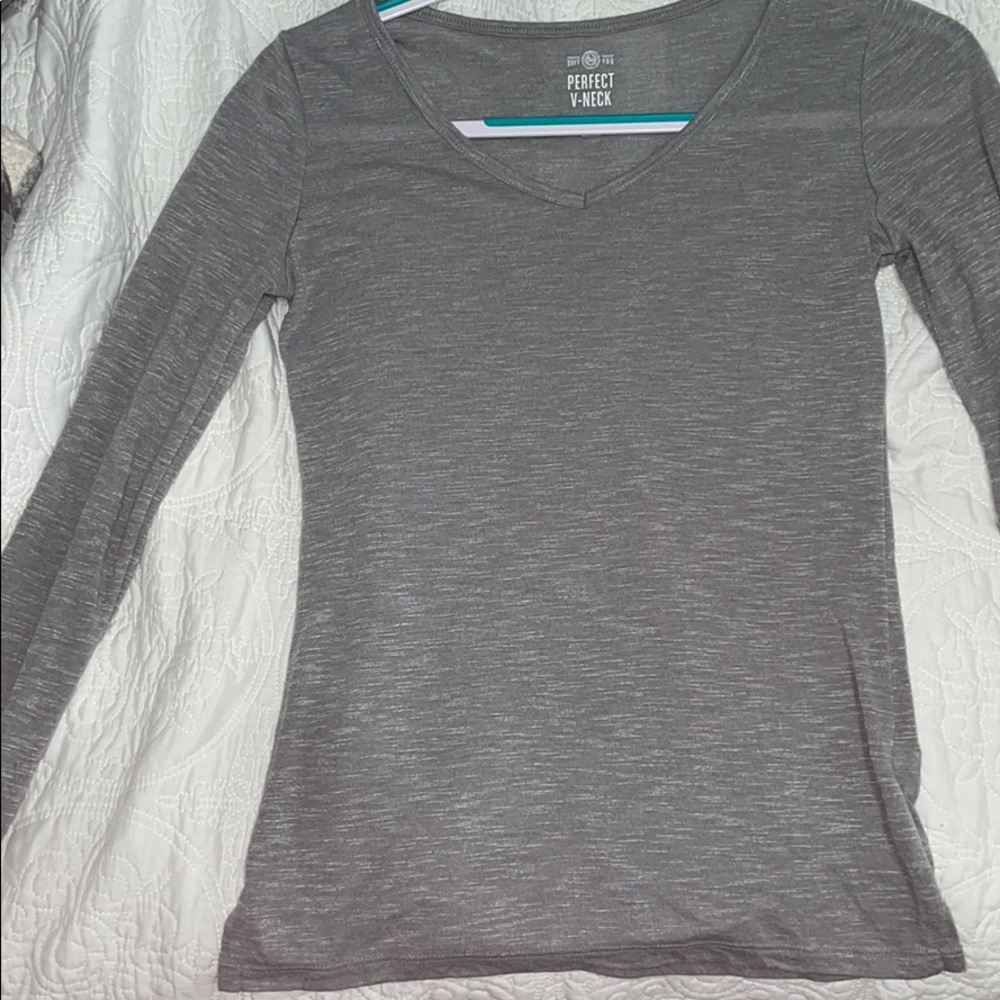 ✨Perfect V neck gray long sleeve shirt✨